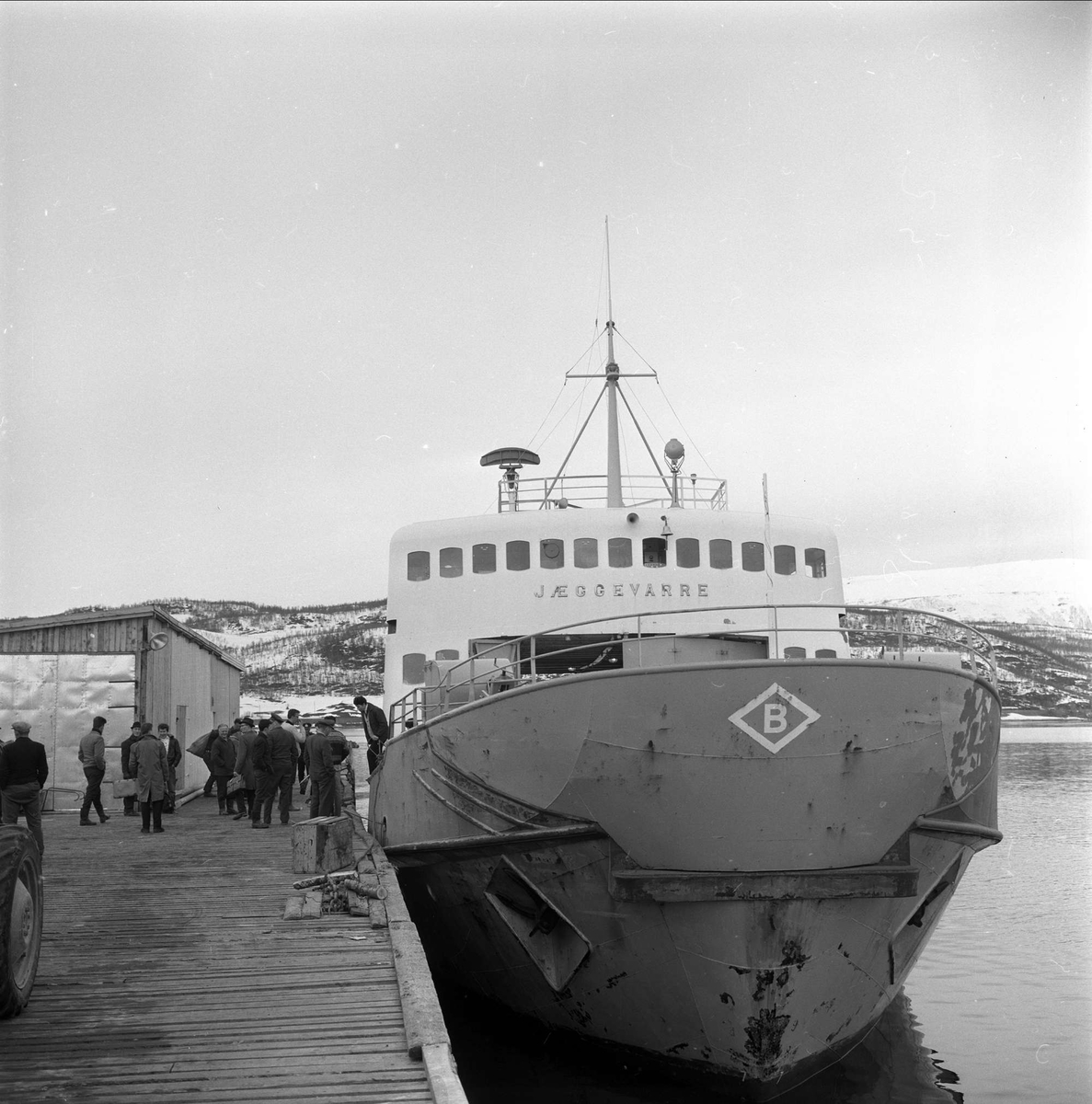 Tromsø, Troms, april 1963. Ferge ved brygge.