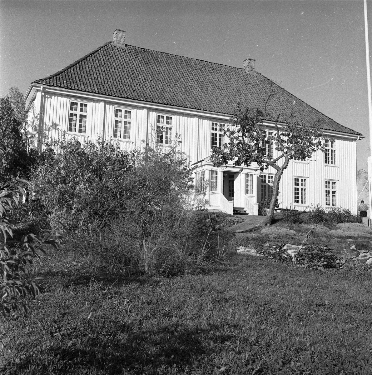 Vestby, Akershus, oktober 1956. Prestegård. Våningshus og hage.