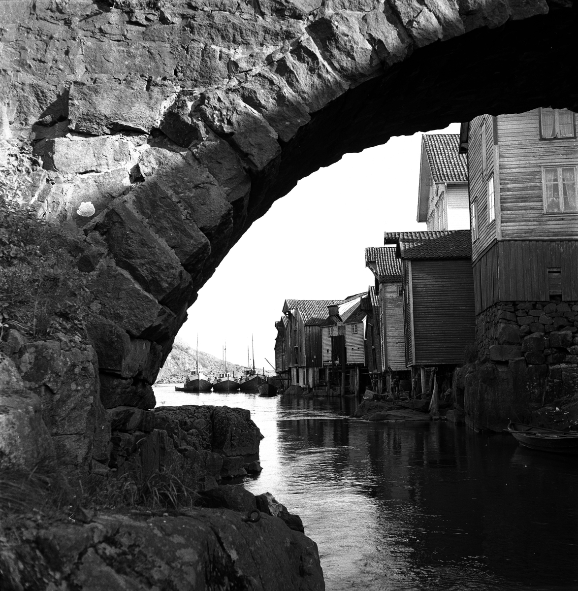 Sogndalsstranda, Sokndal, Rogaland, juli 1956. Bebyggelse langs kanal sett under bru.