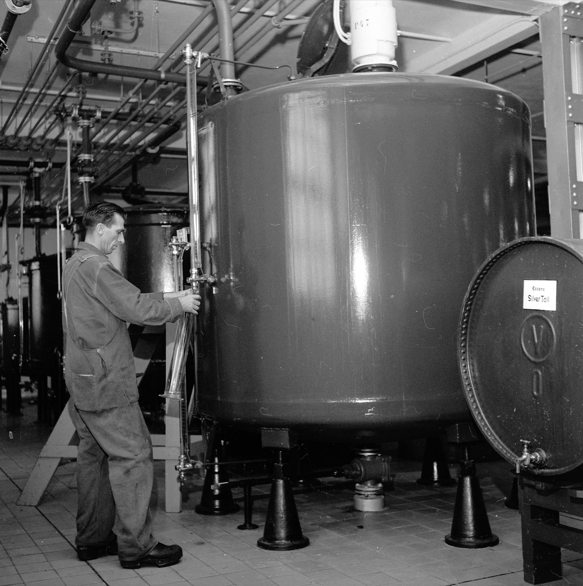 Hasle, Oslo, februar 1958. Vinmonopolet. Mann i produksjonshall.