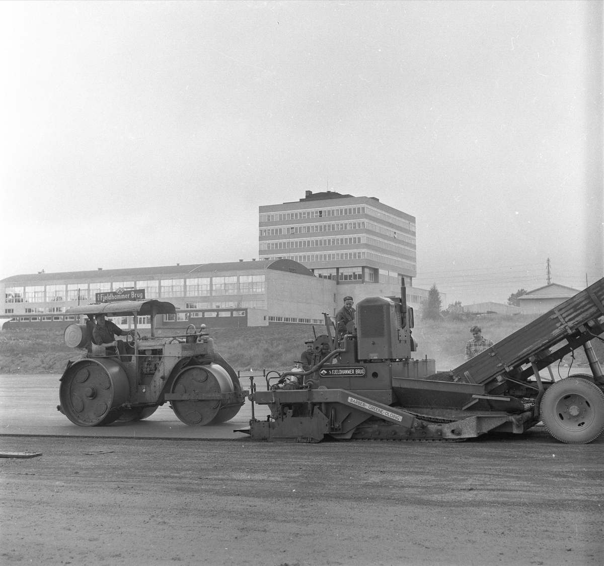 Økern torg, Oslo, september 1958. Vei med biler, asfaltering.