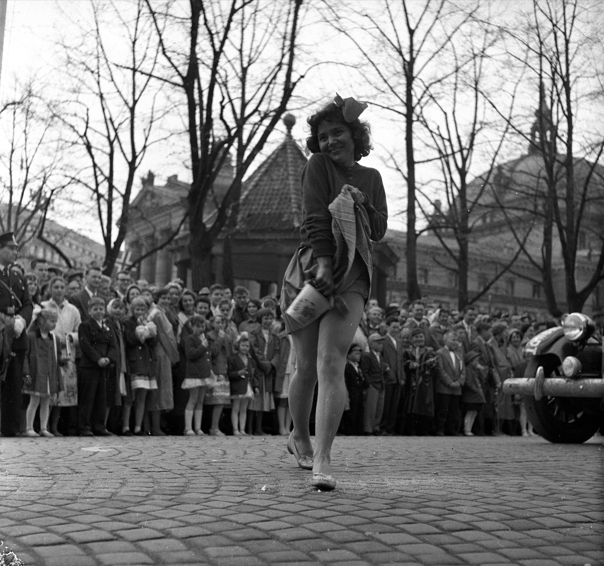 Karl Johans gate, Oslo, 17.05.1957. Rødrussens tog.