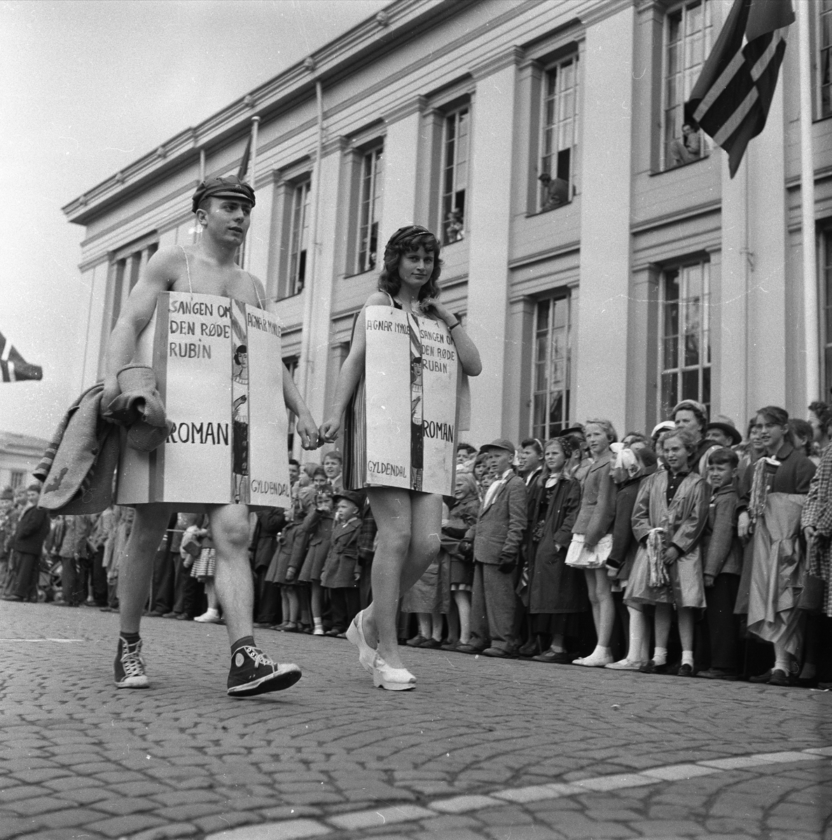 Karl Johans gate, Oslo, 17.05.1957. Rødrussens tog.