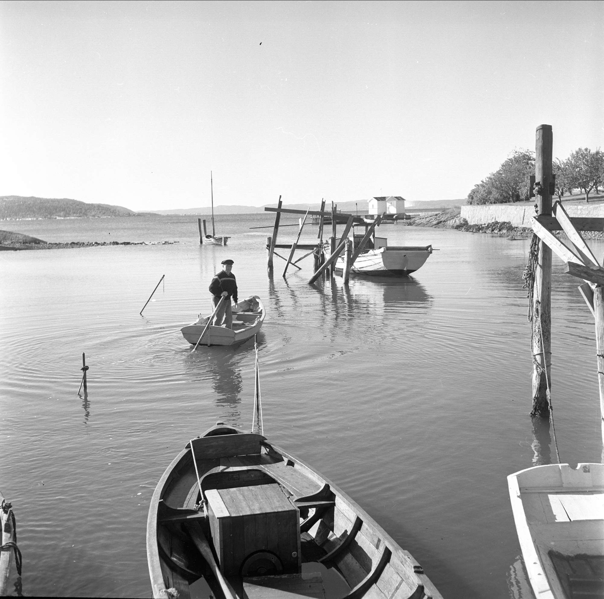 Bygdøy, Oslo, 29.09.1960. Mann i pram, båter og brygger.