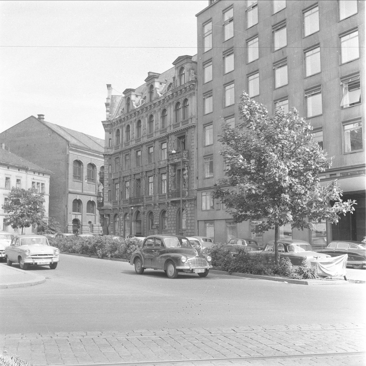 St. Olavs gate 28, Oslo, 19.07.1958. Centralkirken. Gatebilde med bygårder, kirke og biler.