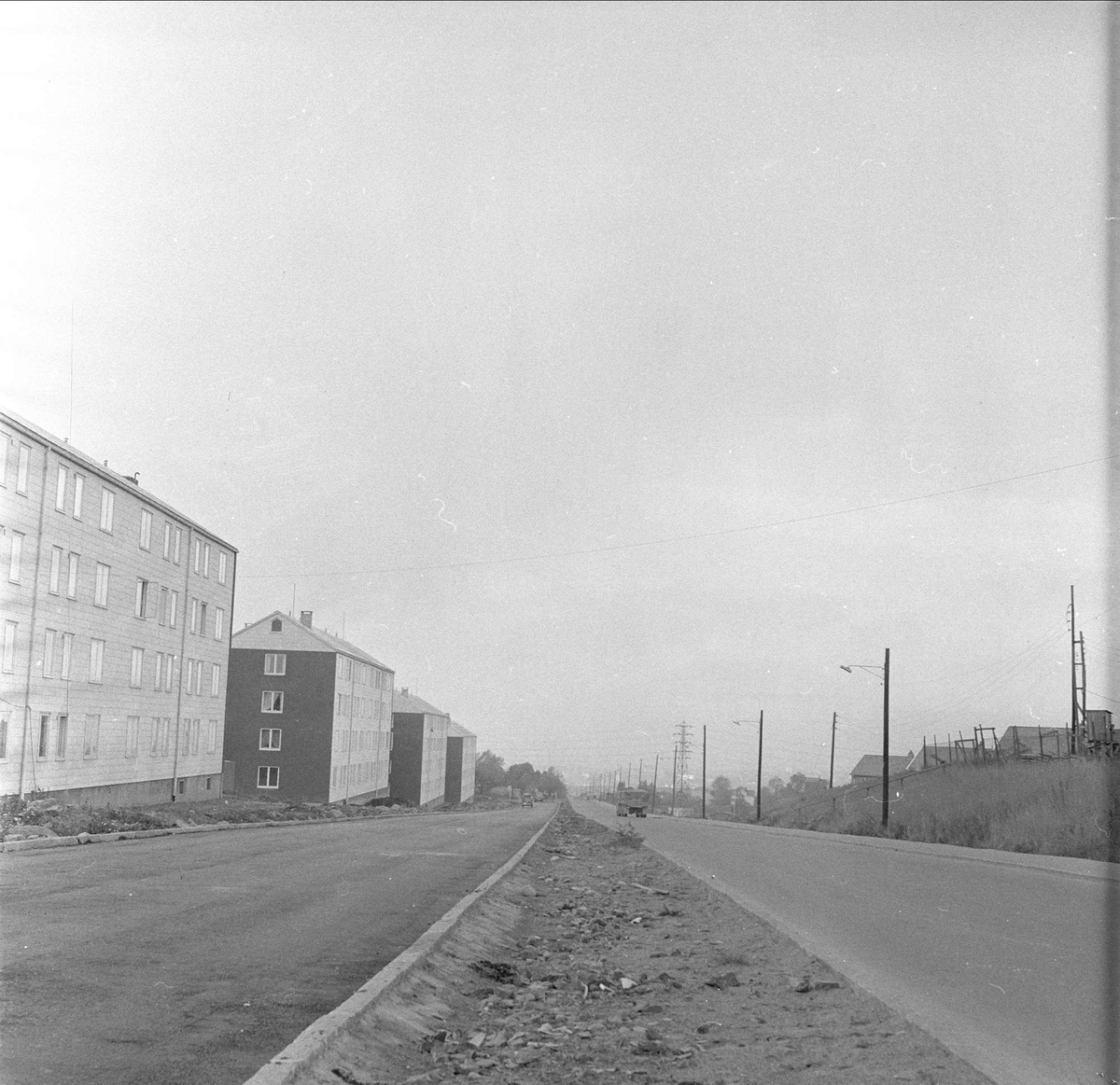 Trondheimsveien, Oslo, 03.10.1956. Boligblokker og vei.