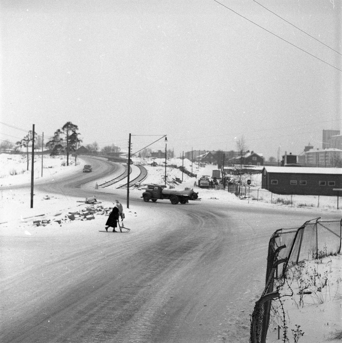 Storoveien med trikkespor ved Sinsenkrysset i Oslo i 1957. Vei og biler i landskap.