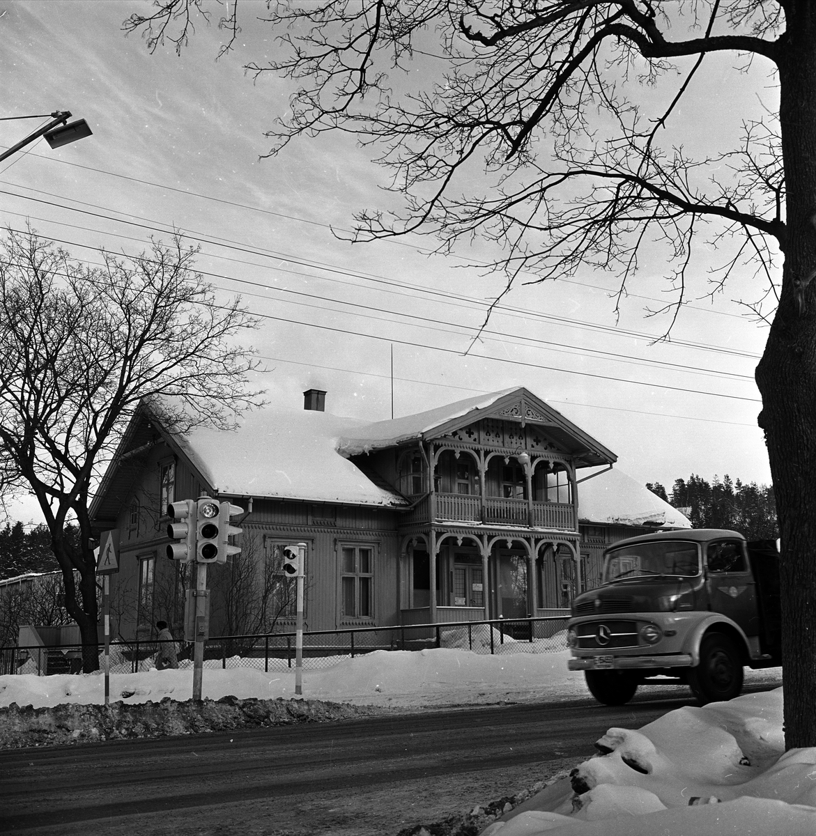 Husebyåsen, Oslo, 15.02.1963. Det rives i Oslo. Gate med lastebil og trafikklys samt trevilla med hage.