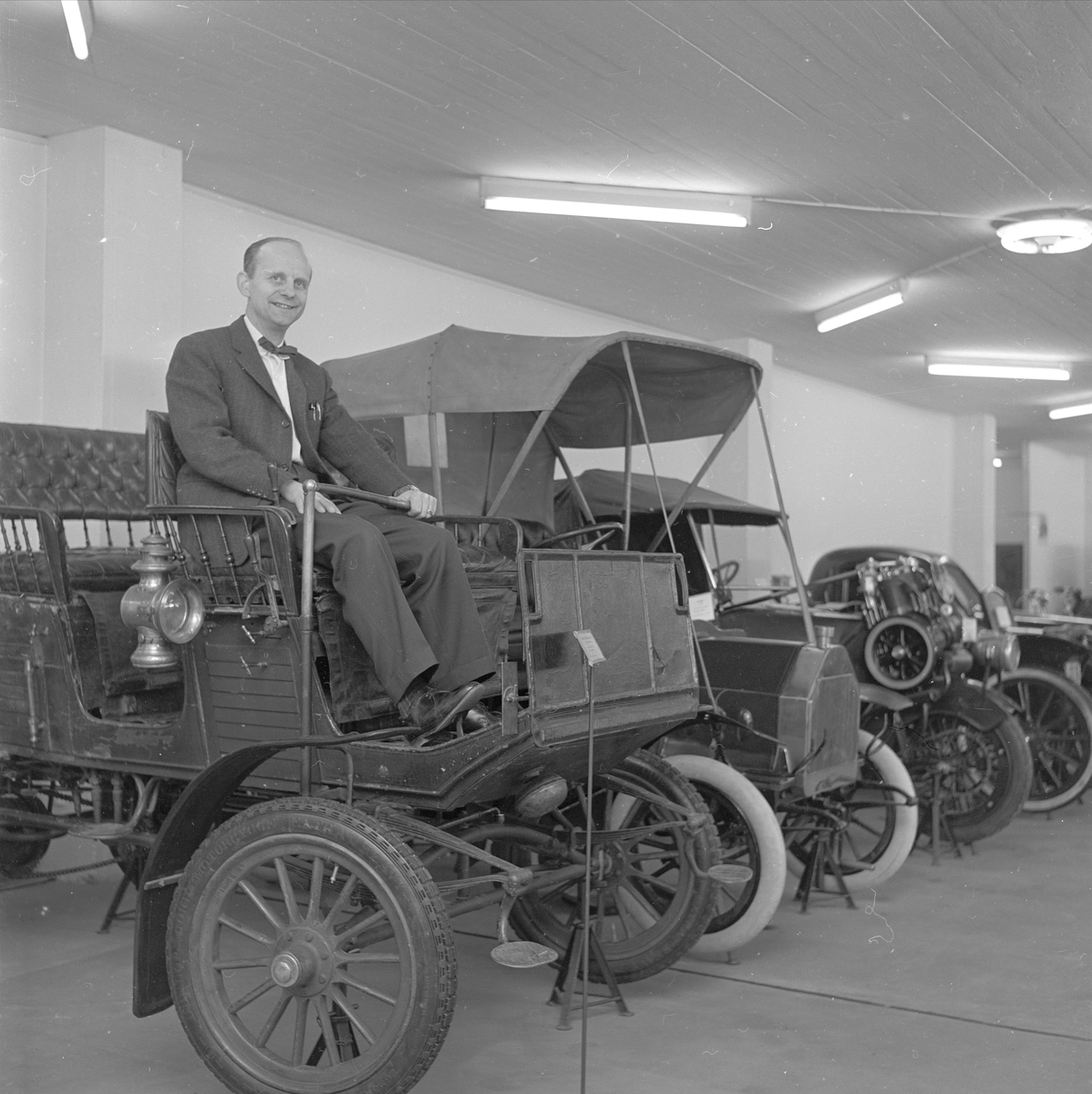 Fyrstikkalleén 1, Oslo, april 1962. Norsk Teknisk Museum. Mann og bilutstilling.