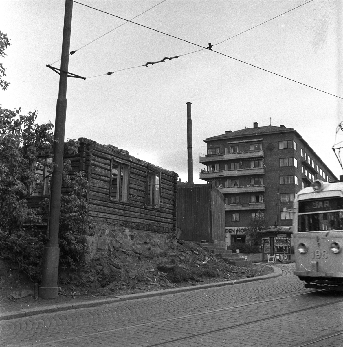 St. Halvards gate i Oslo, 28.09.1956. Gate med trikk og hus under riving.