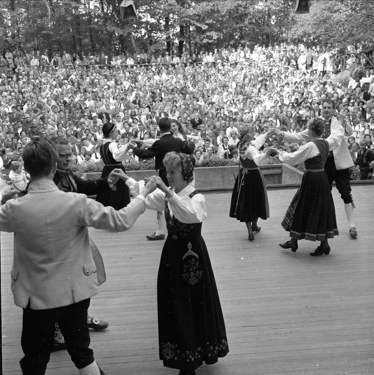 Bygdelag,  Oslo. april 1958,  foreningsliv, dans på Folkemuseet, bunadskledde bryllupsgjester.