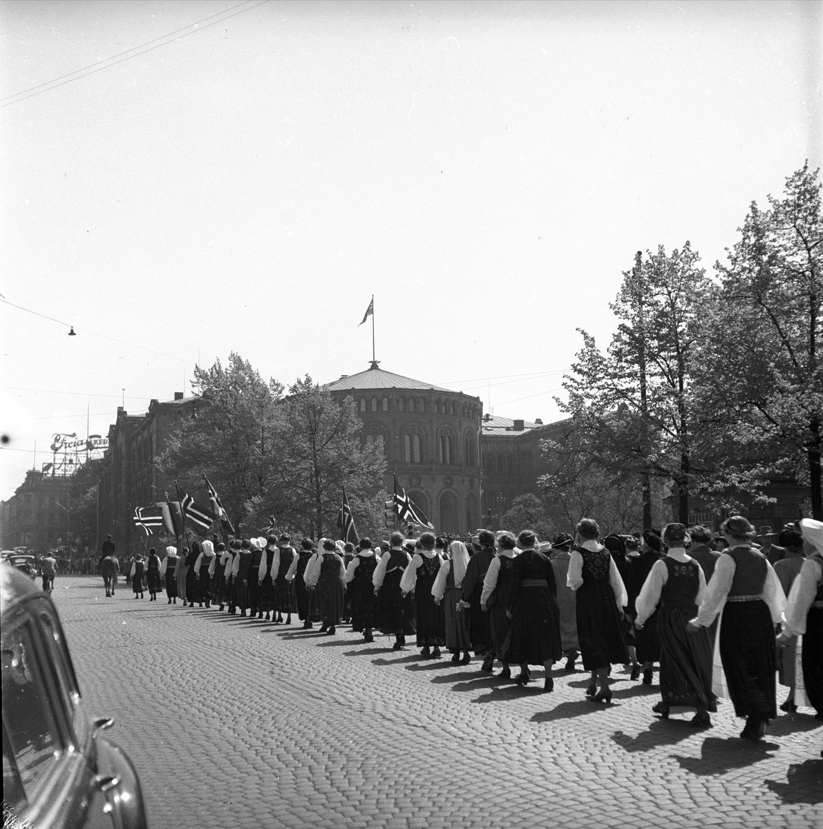 Husmorforeningen, Oslo, 24.05.1951, deputasjon til Stortinget, kvinner i bunad.