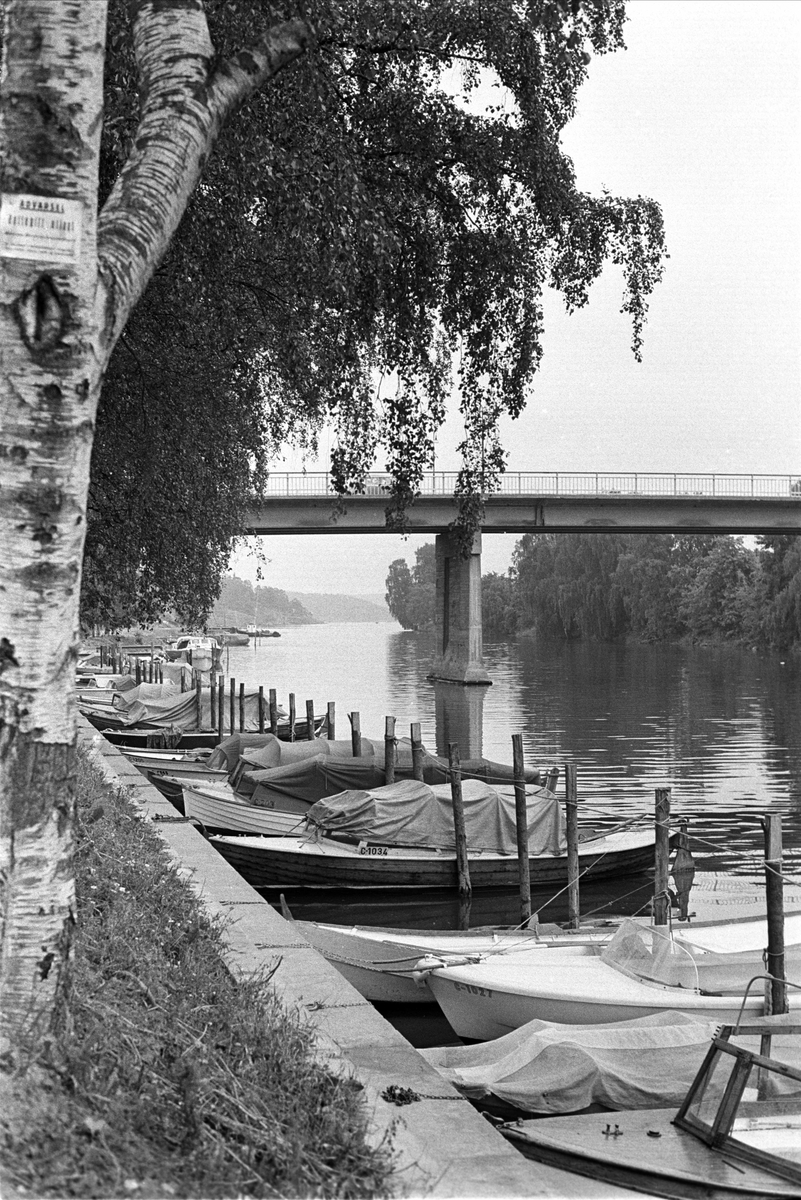 Sandvika, august 1961, Sandvikselva, båter fortøyd langs elvebredden.