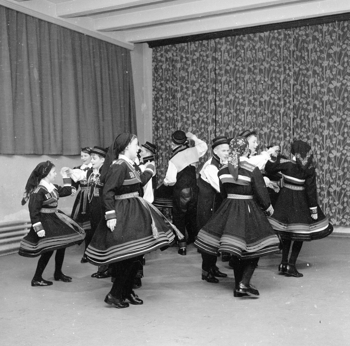 Oslo,  Norsk Folkemuseum, 11.01.1957, folkedansgruppe.