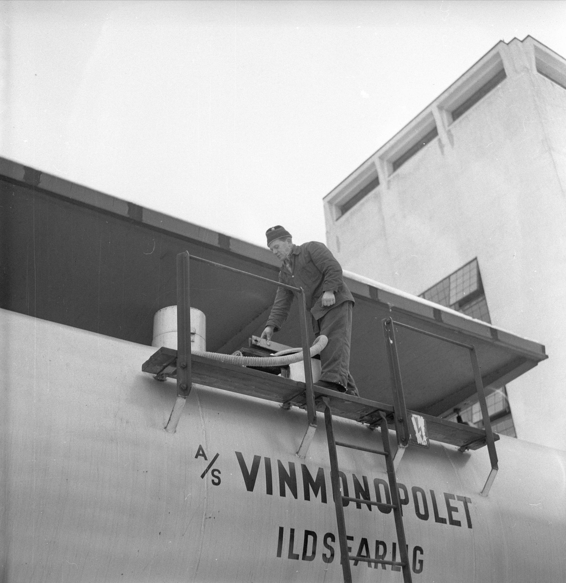 Hamar, 08.03.1958, Oplandske Spritfabrikk, fabrikkområdet, produksjon, kvalitetskontroll.