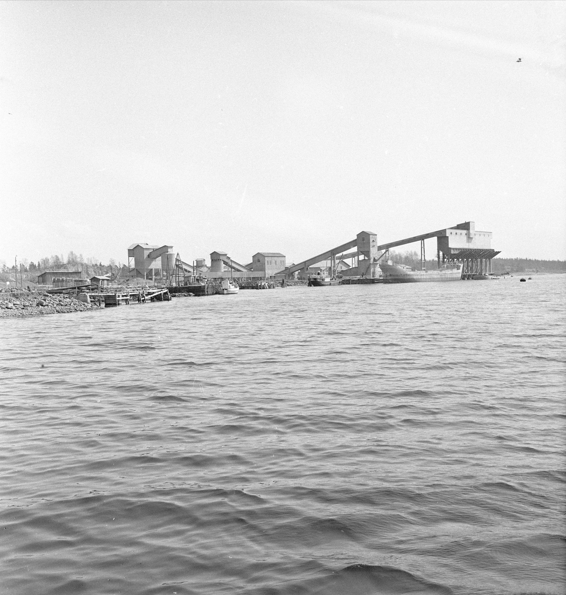 Slemmestad, 04.05.1957, fabrikkområde ved sjøen.