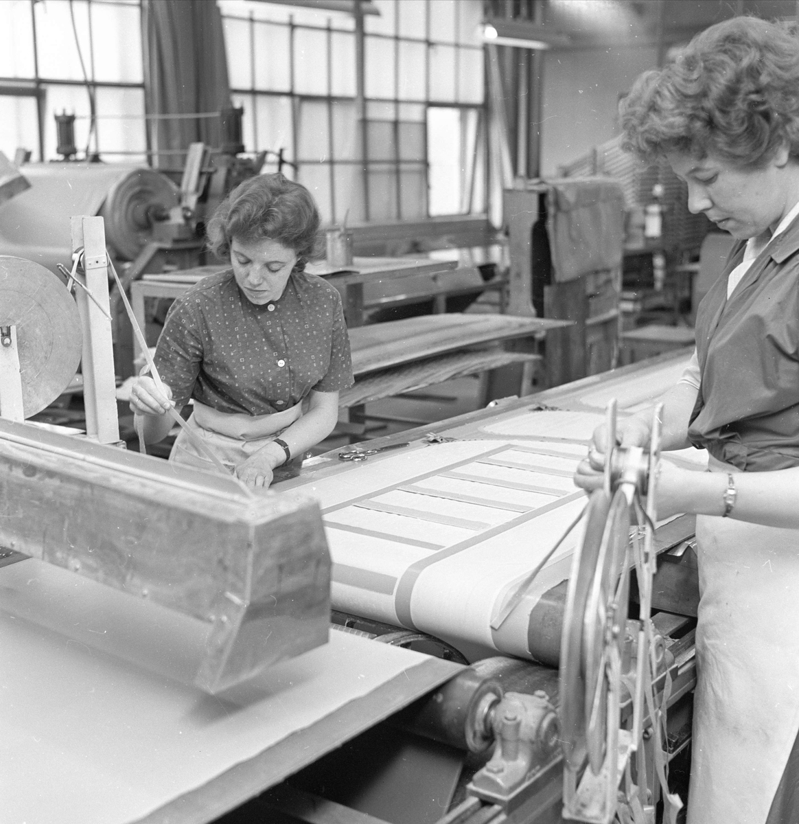 Mjøndalen, mai 1964, Viking fabrikker produserer luftmadrasser, fra fabrikkhallen.