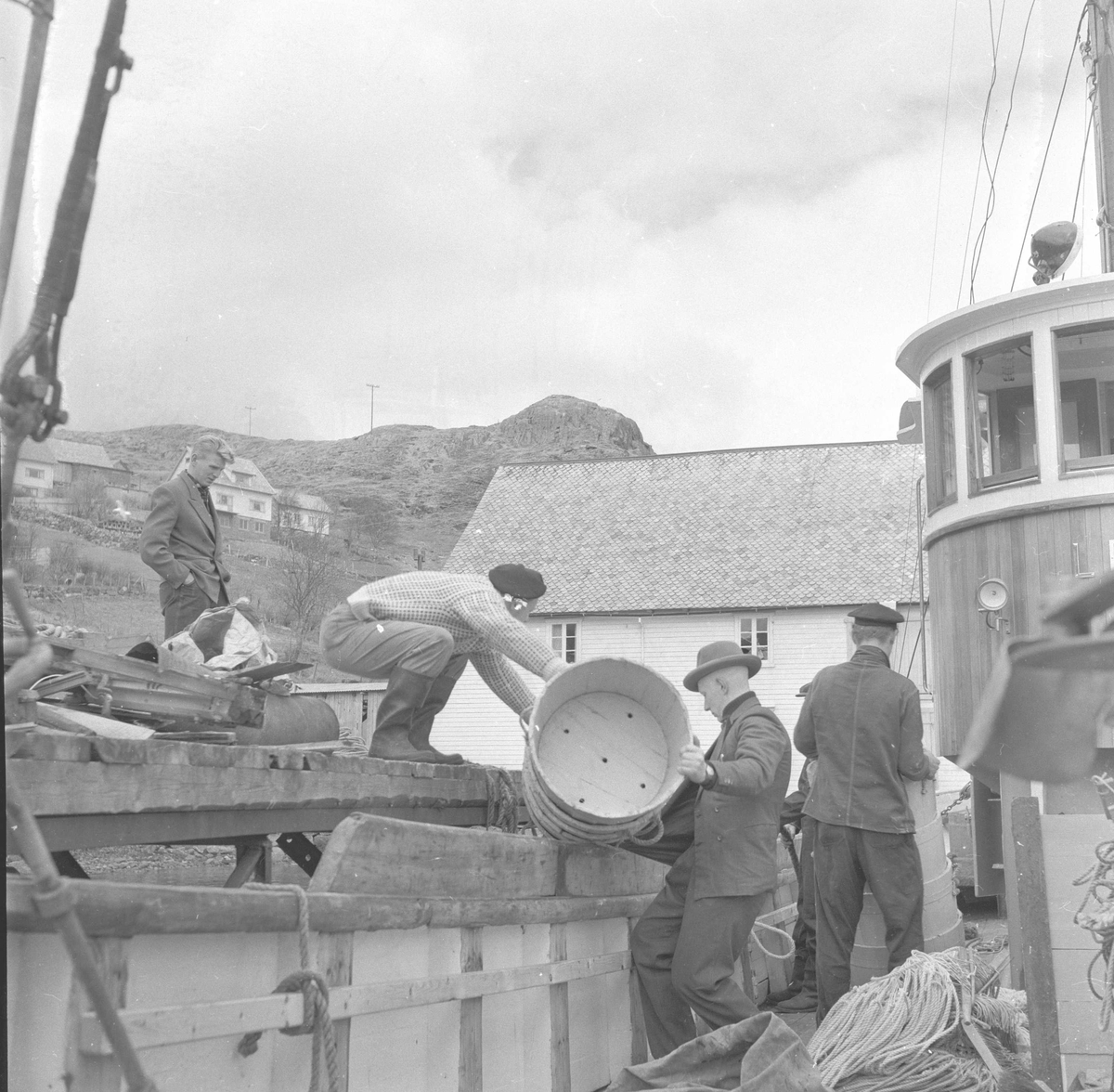 Pigghåfiske på Shetland.
Shetland, 14-22. mai 1958,aktivitet på kaia.