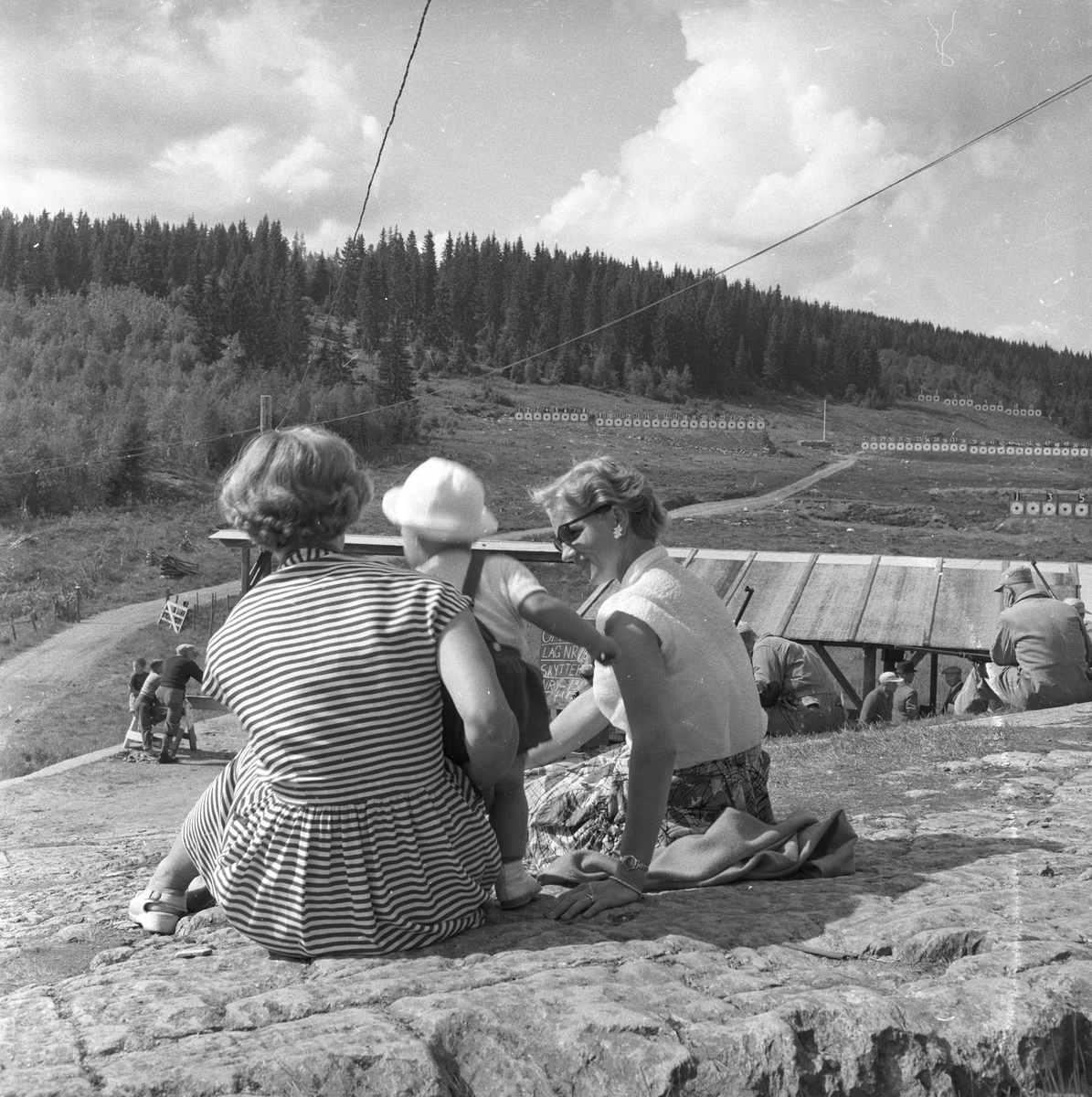 Kongsvinger, 03.- 04.07.1955, landsskytterstevnet. Deltakere fra forskjellige skytterlag, store og små tilskuere.