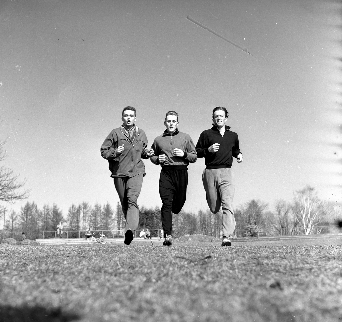 Fredrikstad, 31.03.1957, friidrettstrening.  Ulf Greaker, Jan Srødal, Kjell Magnseth under løpetrening.