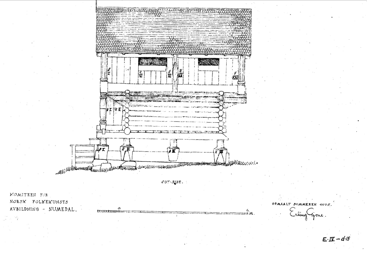 LOFT FRA SØRE RAULAND, NORE OG UVDAL, BUR ETTER 1209, LOFT ETTER 1594 
Overført til museet 1945, gjenoppført 1945 

«Buret», det vil si første etasje, var forrådsrom for mat. «Loftet», altså andre etasje, ble brukt til forrådsrom for klær og tekstiler, og innredet med senger til soveplasser. På alle fire sider er den laftede bygningskjernen omgitt av en sval i stavverk. Da buret ble oppført sto det direkte på laftesteiner eller på en lav grunnmur. På 1700-tallet ble imidlertid hele bygningen løftet opp og satt på stabber. 

Denne bygningen er etter bygningshistorikeres definisjon et loft, fordi den har to etasjer og trapp utenfor laftekjernen, og fordi rommet nede bruktes til mat. Men i Nore og Uvdal kalles hele huset gjerne «bur» eller «stabbur». Stabbur med bare én etasje kalles «veslebur». 

(Tekst hentet fra By og bygd 43, 2010)
