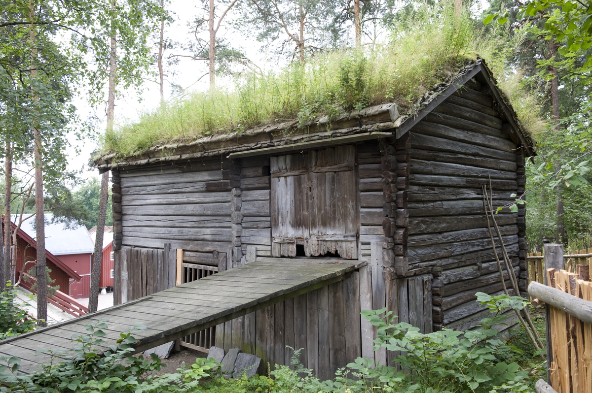 LØE FRA BONESØYEN I MIDTRE GAULDAL, CA. 1850 
Overført til museet 1950, gjenoppført 1951 

Løa er en såkalt «enkeltløe», med ett «stål» eller «logolv» der kornet ble oppbevart før treskingen. Til høyre ligger treskelåven med kjørebru. Under stålet er det «vedskjæle» med bordvegger der veden kunne ligge tørt. 

(Tekst hentet fra By og bygd 43, 2010)