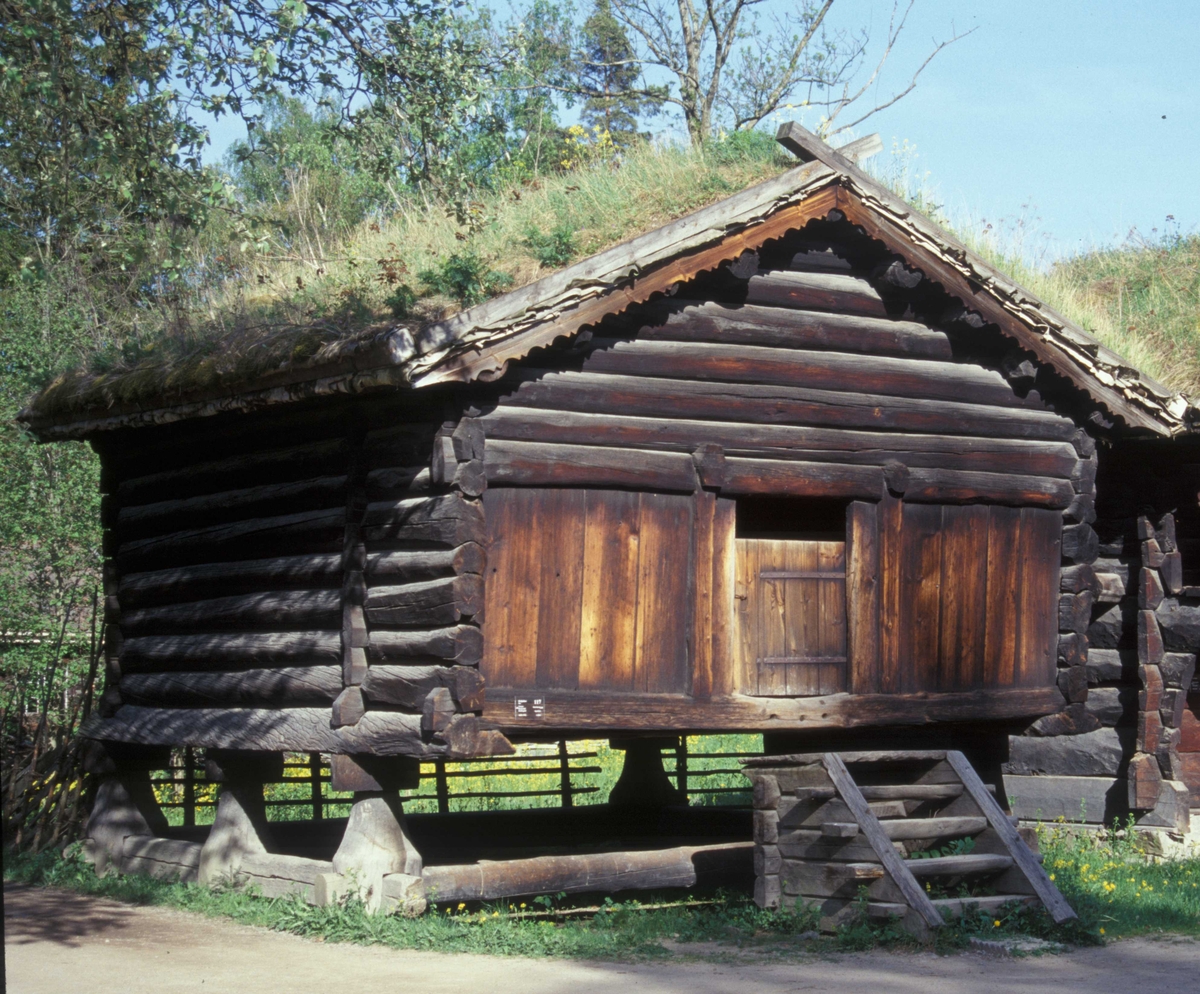 BUR FRA TRØYM I HEMSEDAL, CA. 1650-1700 
Overført til museet 1926, gjenoppført 1927
 
Buret har vært forrådshus for mat. Inventar som melkister, oppbevaringskar, saltkar for salting av kjøtt og øltønner gir et godt bilde på hvordan et bur som dette har vært brukt. 

(Tekst hentet fra By og bygd 43, 2010)
