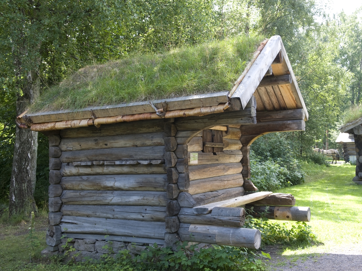 BADSTUE FRA MOEN I NOTODDEN, 1800-1850 
Overført til museet 1942, gjenoppført 1943 

Badstua fra Gransherad har ett rom og overbygget «skut» i gavlen. Eldhus, badstu og smie var gjerne plassert utenfor tunet, på grunn av brannfaren. Badstua ble brukt til tørking av korn, malt og lin. En høyt plassert dør i skuten leder til kornkarmen, som fylte nesten hele rommet. Ovnen under karmen fyres fra en glugge i bakveggen. 

Tekst hentet fra By og bygd 43, 2010)