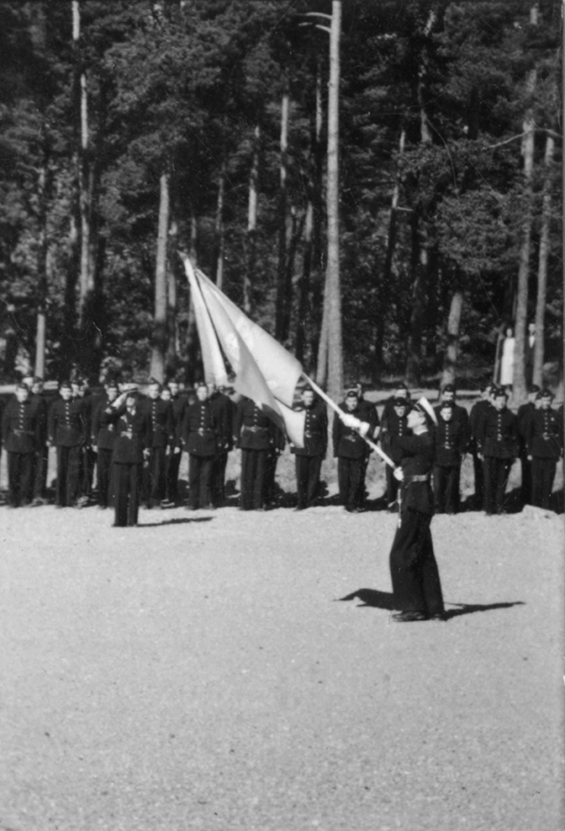 Korum vid kung Gustaf V:s födelsedag, 1943. Militärer i grupperad samling på gårdsplan på F 2 Roslagens flygflottilj.