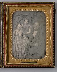 Grupporträtt, man, kvinna och flicka. Längst ned på passepar