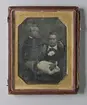 Två pojkar, stående resp. sittande med en kanin i knäet.  Dagerrotyp / daguerreotyp i etui utan lock.
Nordiska museet inv.nr 205459
-
Portrait of two young boys and a rabbit. Quarter-plate daguerreotype.