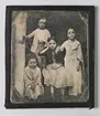 Dagerrotyp / daguerreotyp i ram, gruppbild av fyra barn, en pojke och tre flickor. Nordiska museet inv.nr 205460
-
Portrait of four children. Sixth-plate daguerreotype.