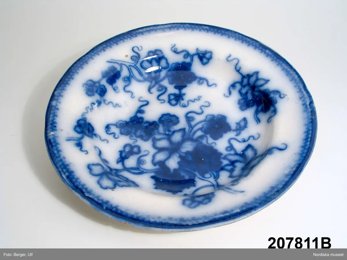 Material flintgods. Dekor Japan, även kallad Krasse, i flytande blått, koppartryck enligt f.d intendent Annika Tegnér.
Leif Wallin 2011-08-29