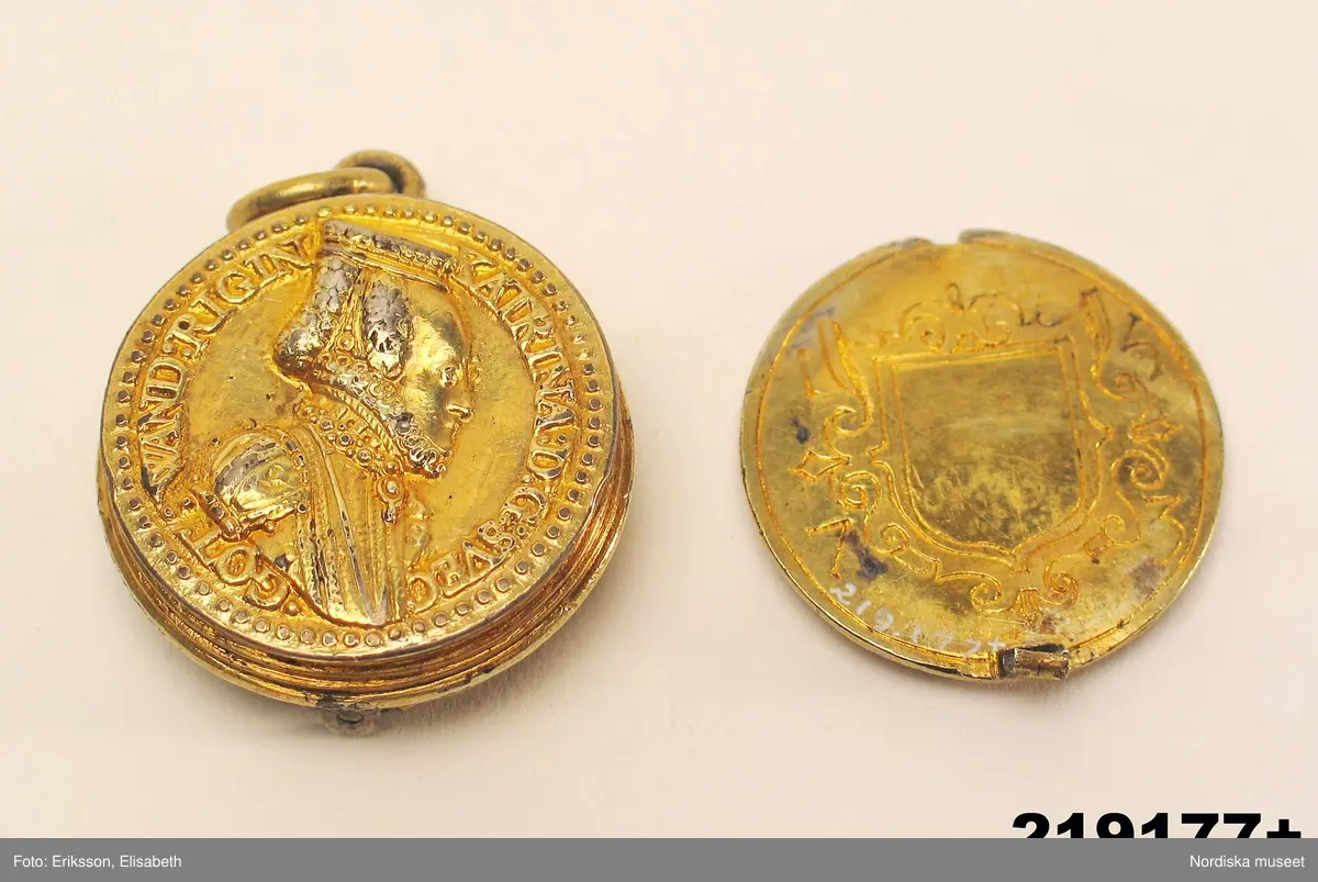 Resesolur med kompass och ekvatorialring, av förgyllt silver. Medaljonger med reliefporträtt av Johan III och Katarina Jagellonica. På lockets insida graverad vapensköld och årtalet 1573.
/Anna Arfvidsson Womack 2020-07-01