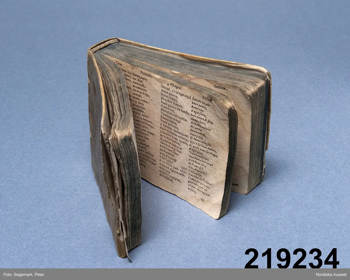 Bok med titeln: 
"Colloquia et dictionariolum septem linguarum, belgicae, anglicae, tevtonicae, latinae, italicae, hispanicae, gallicae."
sammanställd av Noël de Berlaimont. Tryckt 1610 av Henricus Hovius, Liege.
Innehåller både översatta ord och fraser, samt med uttalsinstruktioner och grammatiska noteringar.
Innehåller också några anteckningar av Karl X Gustav och hans syster Kristina Magdalena som barn.
/Leif Wallin 2022-10-13