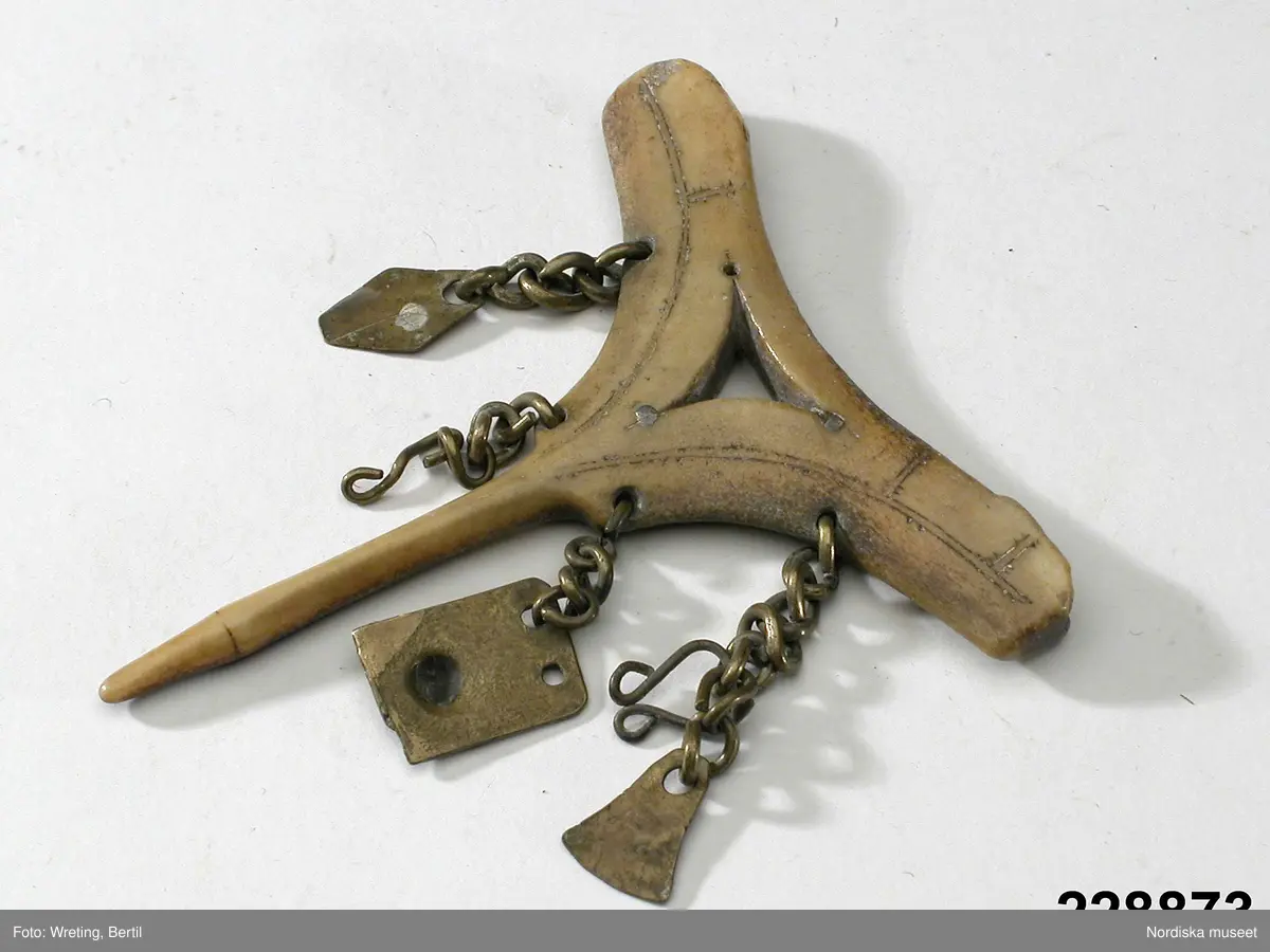 Huvudliggaren:
"Visare till lapptrumma. Dep. 15/11 1943. Deposition av Statens Hist. Museum enl. instr. 2/2 1943. [Tidigare numrering] St. H. M. 360:29."