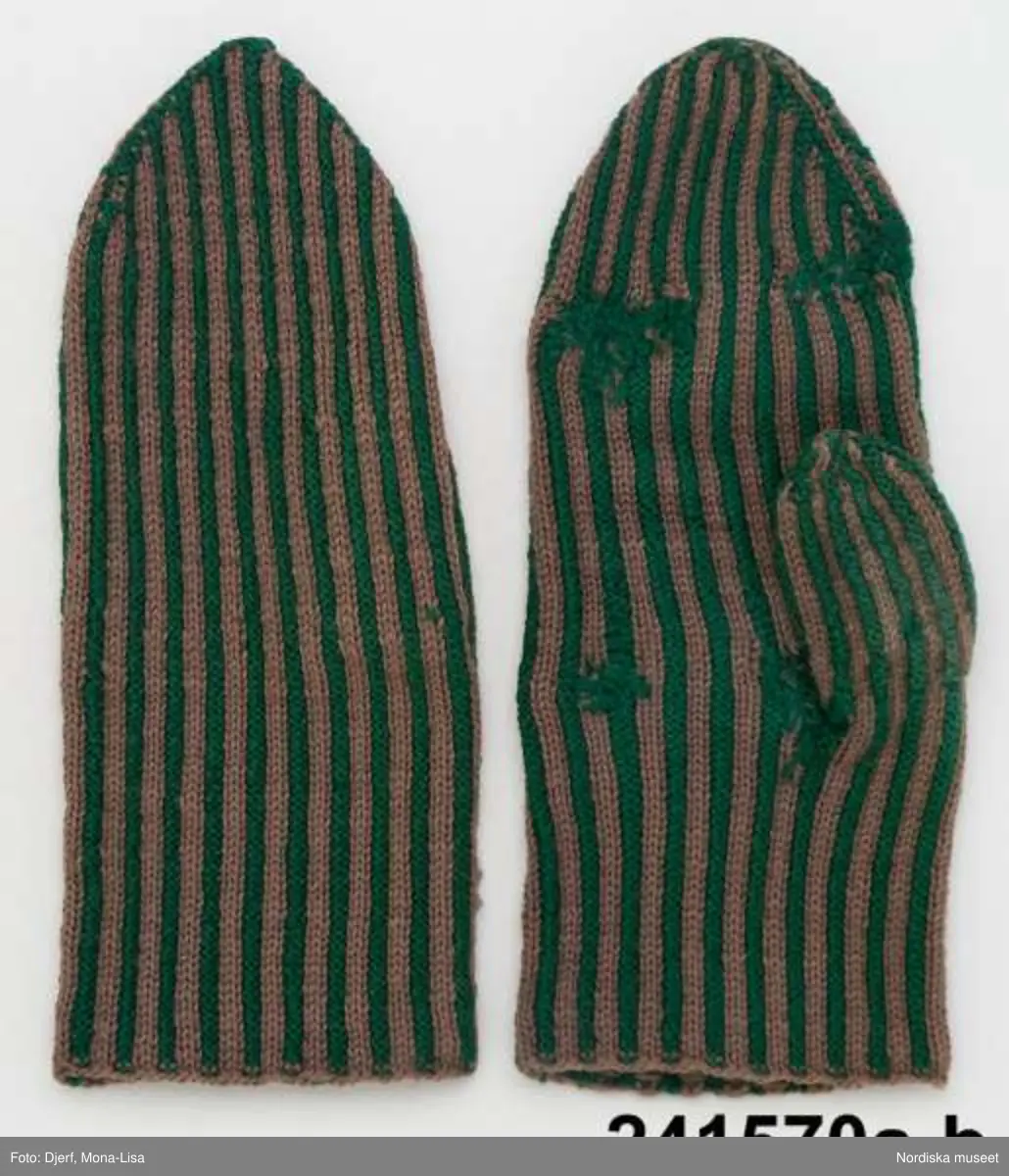 Ett par kvinnovantar stickade av ullgarn, smalrandiga i grönt och ljusbrunt. De ljusbruna ränderna består av 2 maskor slätstickning och de gröna av 2 aviga  maskor,  där de 2 färgerna  hela tiden följer med  och flotterar på avigsidan. Det ger en stum yta utan elasticitet. 
Anm Den högra vanten mer sliten med flera stoppningar med det gröna garnet.
Har tillhört Augusta Davidsson, "Snögges Augusta" f. 1868 i Habo död 1950 på ålderdomshemmet. Hon hade bott hela sitt liv i föräldrahemmet ett soldattorp under Vagnhult i Habo. hennes far var soldat liksom brodern Efraim. Först vårdade hon modern i hemmet, senare hushållade hon åt den ogifte brodern Efraim. Sen gick hon på "hjälpe" hos bönderna i bygden. Foto av stugan skall finnas i museet. Kläderna som museet mottagit är de som hon hade med sig till ålderdomshemmet.
/Berit Eldvik 2013-03-11