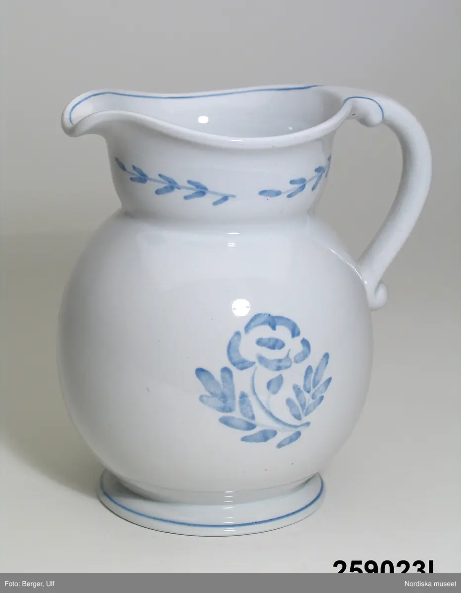 Huvudliggaren (år 1959):
"259023a-m Servis, flintporslin, modell 'Blå ros'; ljusblå glasyr med dekor i mörkare blått, blommor och kvistar; tallrikar, fat, karott, saladier, tillbringare, kaffekoppar. Wilhelm Kåge Gustavsberg 1917. Utställd på Hemutställn. i Stockholm 1917. G. 22/12 1959 [av] Arkitekt Robert Berghagen."

Utdrag ur bilaga:
"Matservis Blå Ros. komp. av Wilhelm Kåge Gustavsberg Utställd Hemutställningen 1917. 1 Bringare Sign. Original W.K., 1 Karott, 2 små fat, 1 salladier med grepp, 1 salladier fyrsidig, 1 saltkar, 2 satser Kaffekopp och fat, 2 satser av fyra tallrikar, 2 satser av två assietter. [Därutöver en tidigare mindre detaljerad lista med något färre delar av servisen Blå ros.]"