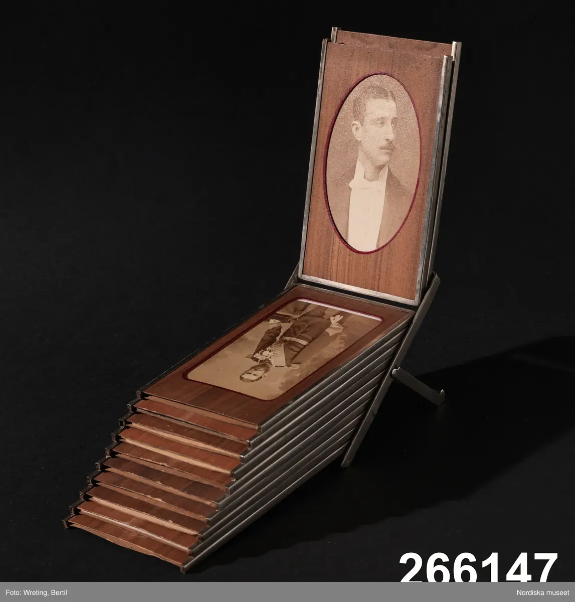24 bilder av äldre och samtida personer.