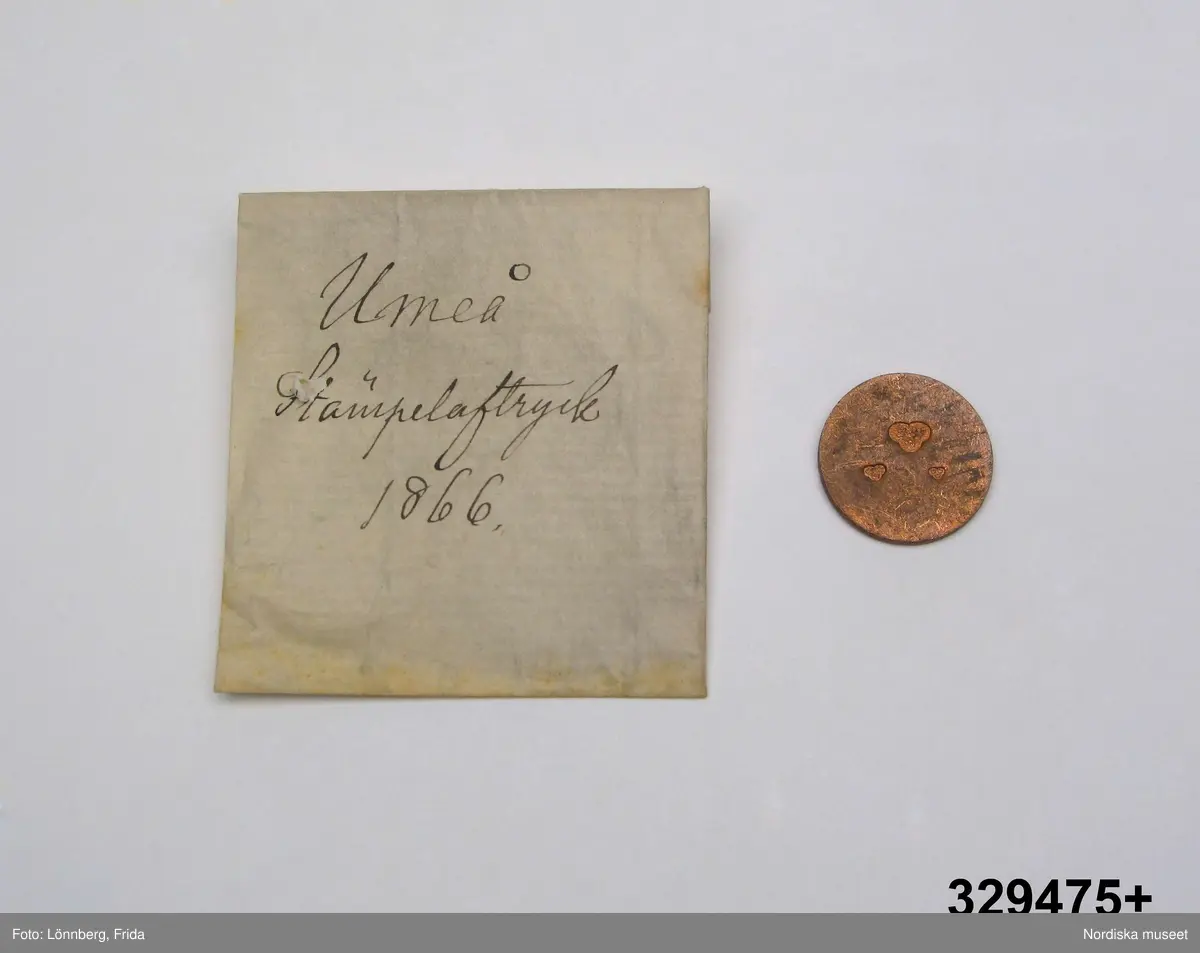 24 st stämpelavtryck i var sin papperspåse. Vita små papperspåsar, solkiga, vikt öppning, Handskrift med bläck: "Stämpelaftryck 1866" samt stadens namn (se nedan).
I varje påse ett avtryck av kattfot (tre kronor) i olika format på  rund kopparbricka. För städerna: Gävle, Göteborg, Halmstad, Härnösand, Jönköping, Kalmar, Linköping, Malmö, Mariestad, Marstrand, Motala, Norrtälje, Norrköping, Skövde, Sundsvall, Söderhamn, Umeå, Varberg, Västervik, Västerås, Växjö, Ystad, Örebro, Östhammar.
/2007-05-04 Heidi Henriksson