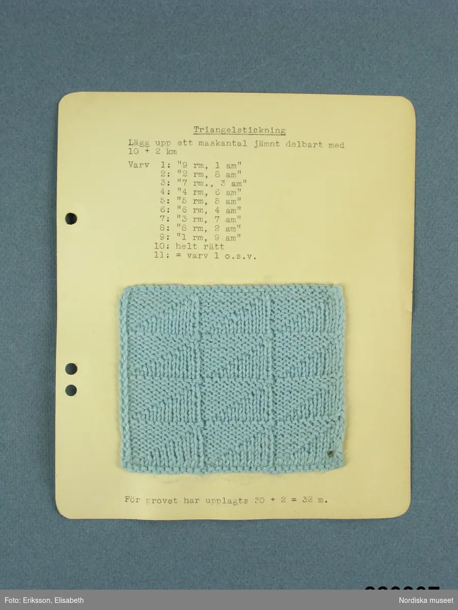 21 st provlappar med stickningsmönster litt. a - t
uppklistrade på kartong med maskinskriven stickbeskrivning till vart och ett.
Samtliga provlappar stickade i samma ljusblå ullgarn av typ babygarn.
Proverna utförda på stickkurs och har sedan samlats i pärm med uppdelning på skilda sticksätt. Bladen har före inmärkning i museet tagits ut ur pärmarna med bibehållen uppdelning.
Dessa prover låg under rubriken: Rät-och avigstickning II: Reliefstickning.
a. Enkel korsad reliefstickning
b. Enkel diagonal reliefstickning
c. Enkel rutad reliefstickning
d. Enkel spetskyprad reliefstickning
e.Diagonal reliefstickning
f. Randig reliefstickning
g. Derbystickning
h. Sick-sackstickning
i. Rutig reliefstickning
j. Pilstickning
k. Hålkrusstickning
l. Pilstickning
m. Korgflätningsstickning
n. Snedställd rutstickning
o. Randig reliefstickning
p. Triangelsticknig
q. Trappstegsstickning
r.  Trappstegsstickning, variation
s. Diagonal reliefstickning
t. Rutstickning ( kallas även näverstickning) har ett extra beskrivningsblad.
Alla korten är på baksidan stämplade: Tillhör Fru Elin Mechelsen, Höckertsvägen 30, Ängby 2.
/Berit Eldvik 2010-03 -11
