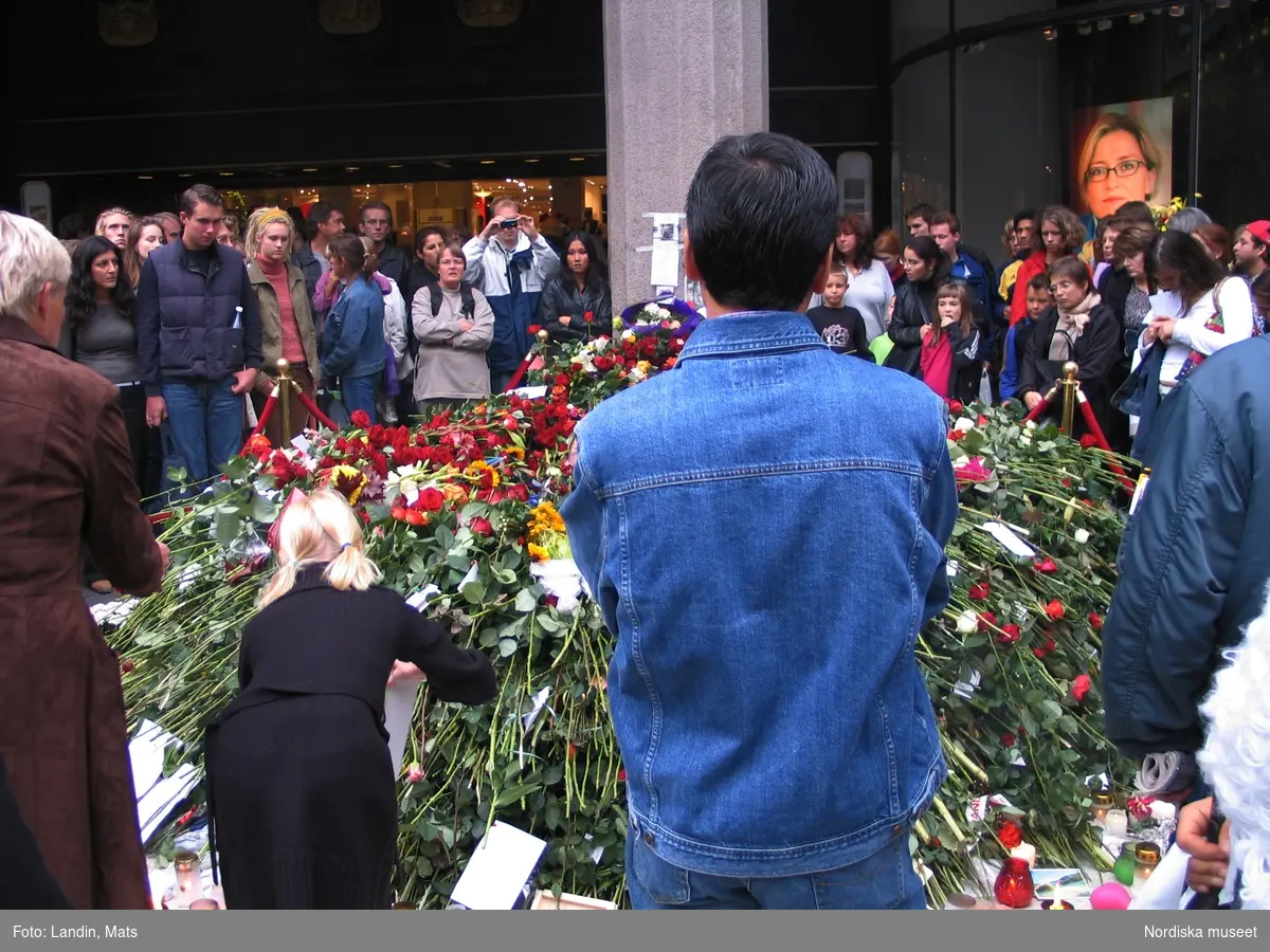 Minnesplats Åminnelse utanför varuhuset NK, Stockholm, i samband med mordet på utrikesminister Anna Lindh 2003.