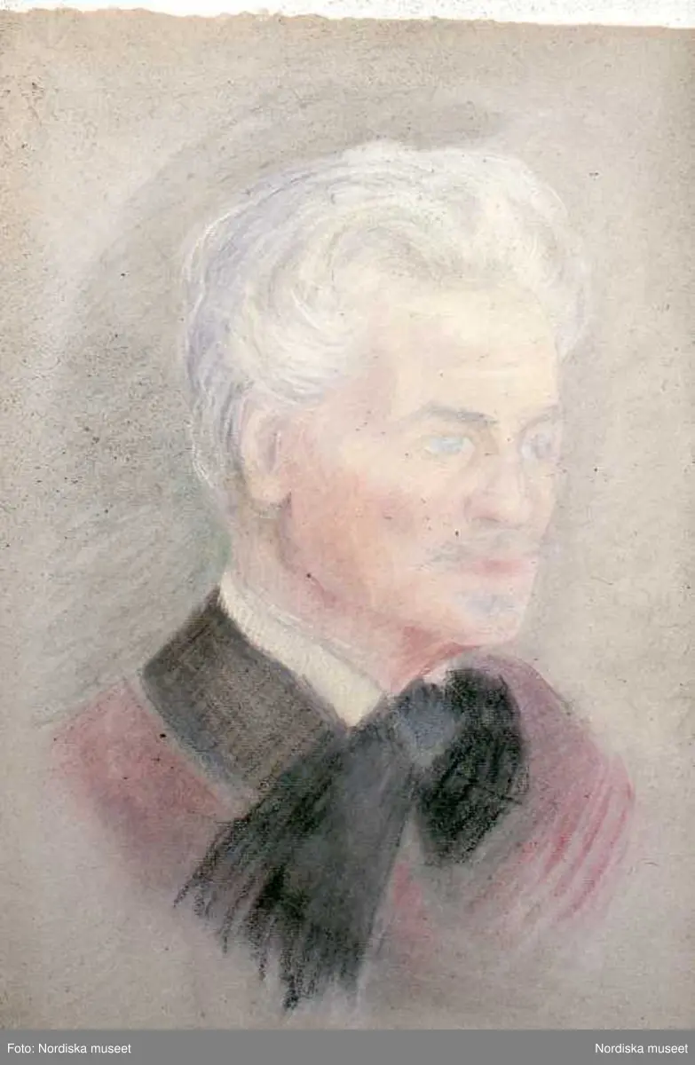 August Strindberg var författare och dramatiker, men även konstnär och fotograf. Han sökte ständigt nya konstnärliga uttrycksformer och det blev naturligt för honom att experimentera med fotokonsten på olika sätt. Han tog flera välkända självporträtt och intresserade sig även för astronomisk fotografi och färgfotografi.