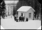 Doktor Landahls och apotekare Kjellins barn vid lekstuga i snö.