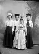 Lucia i Lima 1906. Berta Olsson (Lassar-Olle) från Lassargården i Heden är klädd till Lussebrud. Bakom henne står Jenny Martinsson, Elin Johansson och Olga Johansson från Sörbäcken.