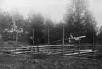 Jordbruk. Resning av gärdsgård i Värmlands finnmarker.