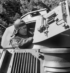 Carl Johan Bernadotte i en stridsvagn.