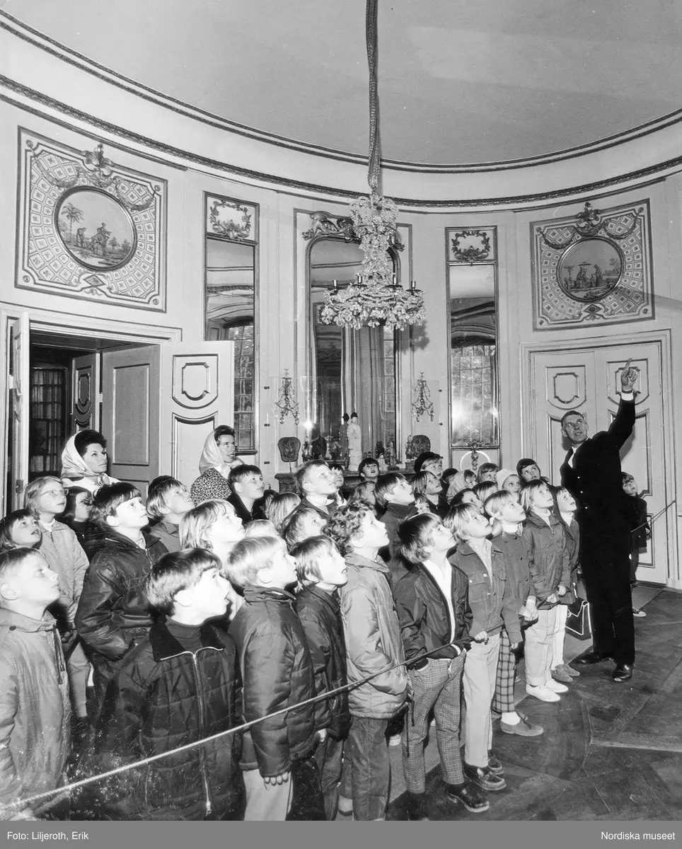 Drottningholm. Kina slott. En skolgrupp visas runt på slottet. 