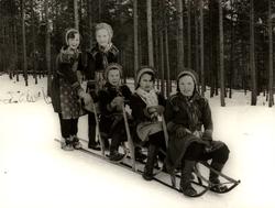 Nomadskolan i Gällivare, Lappland. Flickor åker "tåg" med sp
