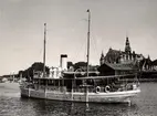 NK:s proviantbåt S/S Brage på Nybroviken den 21 juli 1932. I bakgrunden syns Nordiska museet på Djurgården